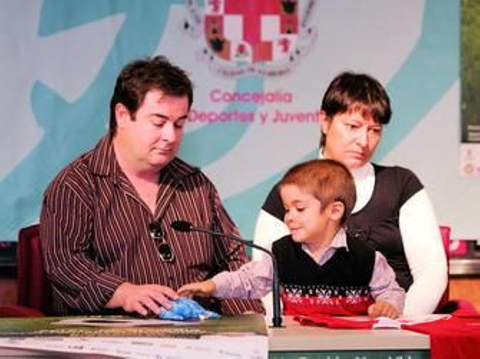 Los padres y el pequeño Juanma en una de las actividades benéficas.
