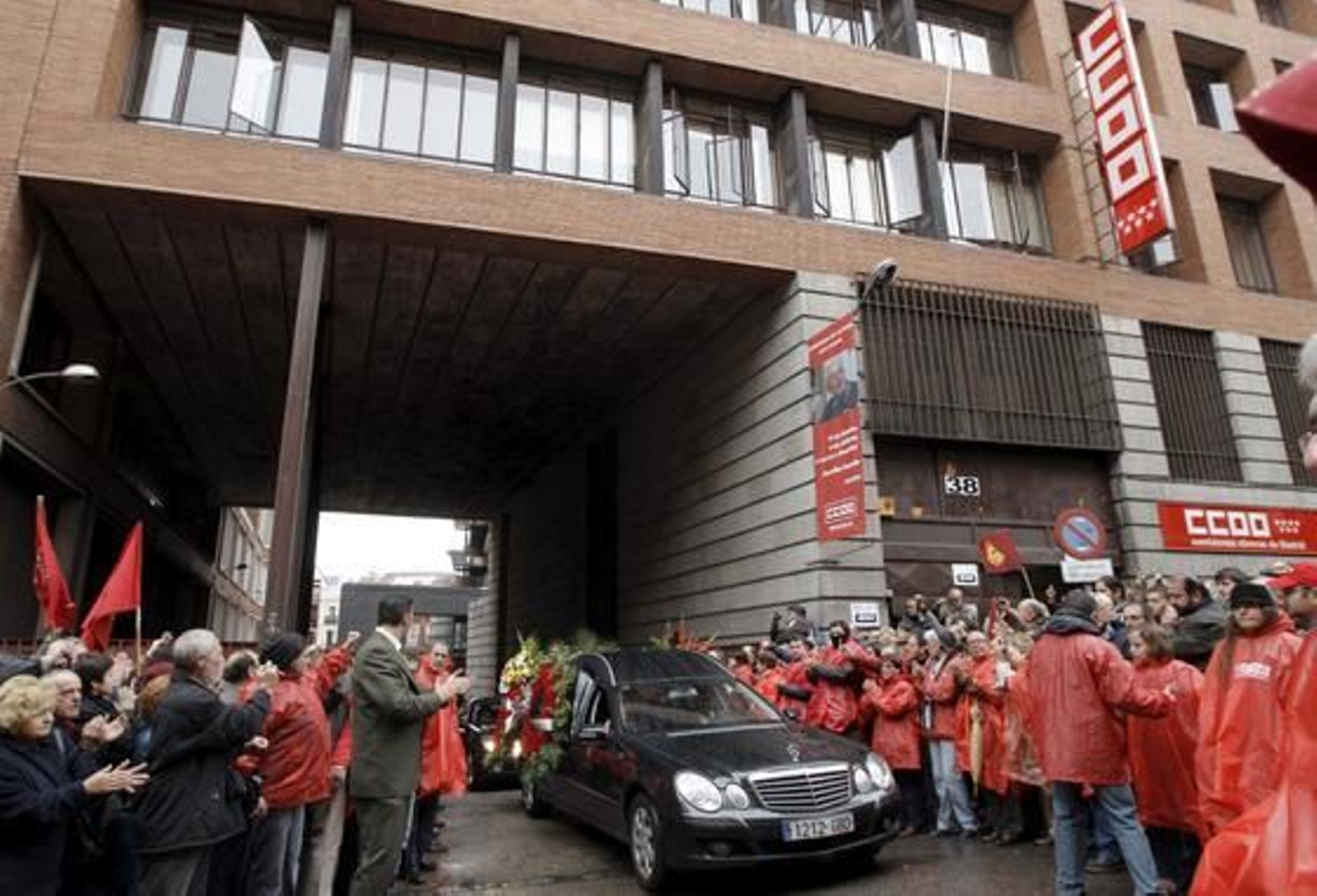 El cuerpo de Camacho abandona la sede central de CCOO.

Foto: EFE