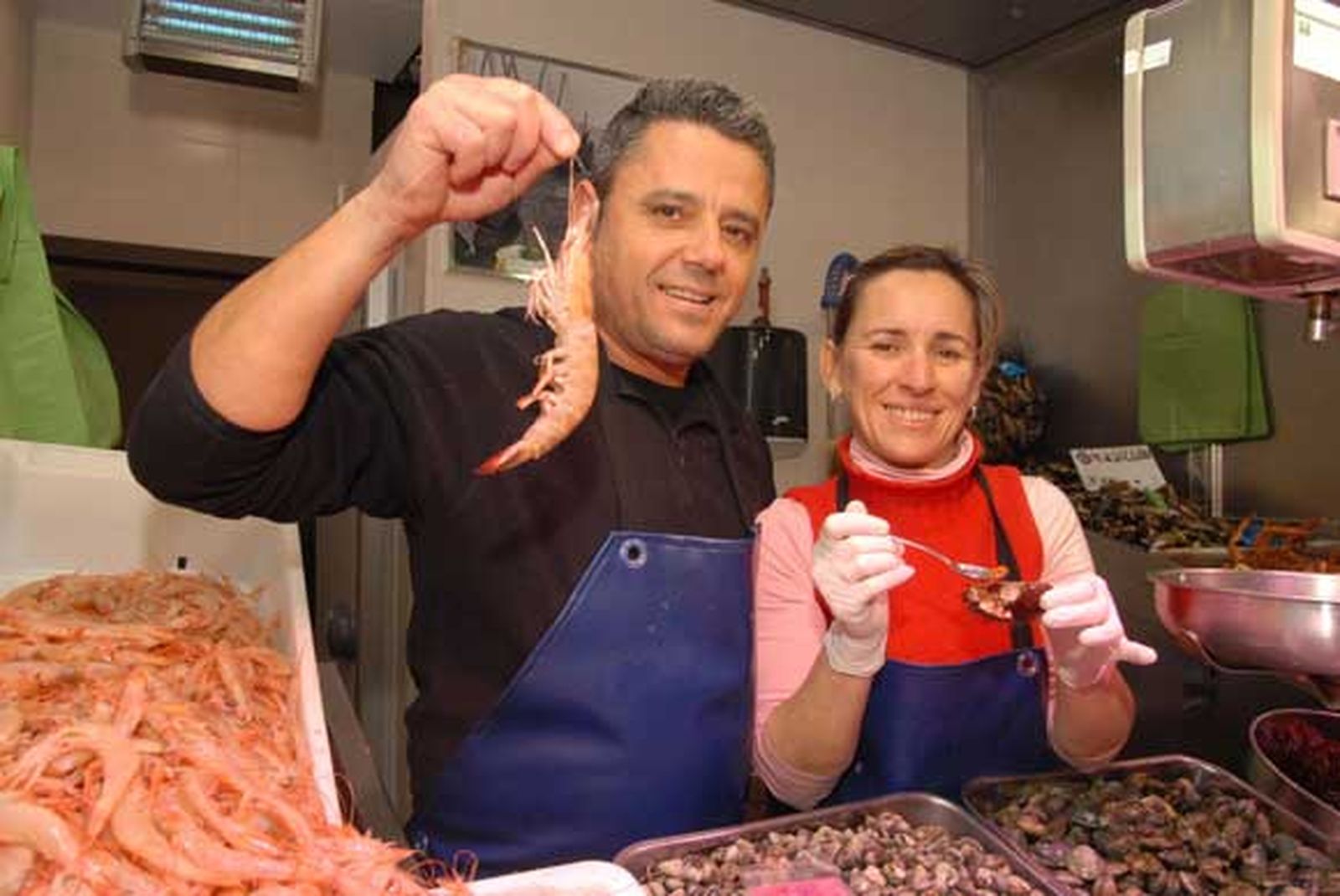 Pescadería Cabeza de Vaca
Puesto P-19
Género:Destacan por los productos gallegos como centollos, nécoras...
Tanto Fernando como Lola acuden cada mañana al mercado para ponerse al frente del puesto número 19, en el que venden pescado de la costa de Conil, Barbate, El Puerto de Santa María y Cádiz. También ofrecen mariscos de Sanlúcar y de Huelva. 
Señalan que la especialidad de la casa son los productos gallegos, en los que tienen cabida las nécoras, los centollos, el mejillón, etc. 
En su expositor no faltan las almejas, los erizos, las gambas...



Foto: Paco Periñán