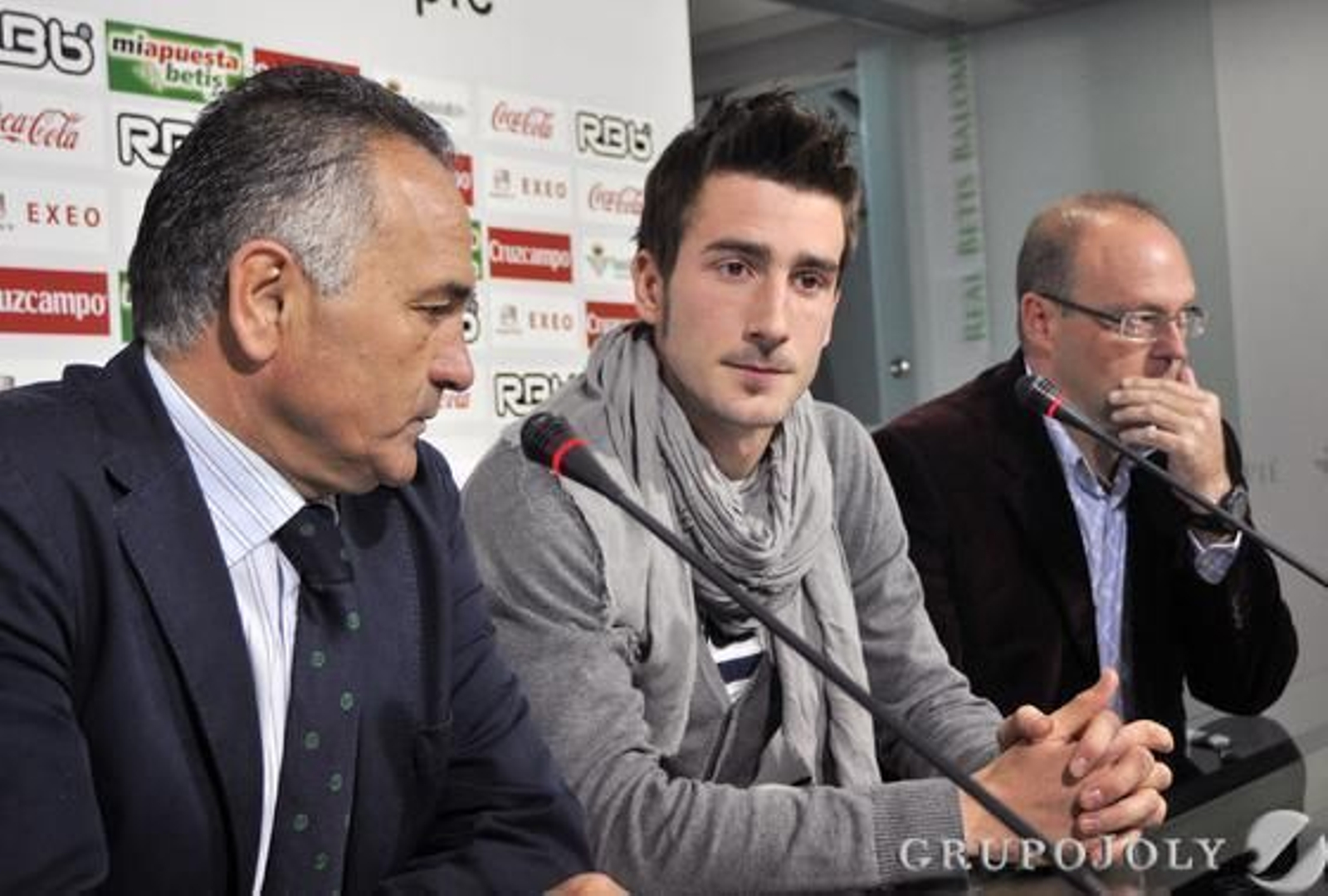 Momento en el que el jugador anunció su enfermedad junto a Pepe Mel y Rafael Gordillo el pasado 6 de marzo de 2011.

Foto: Manuel Gómez