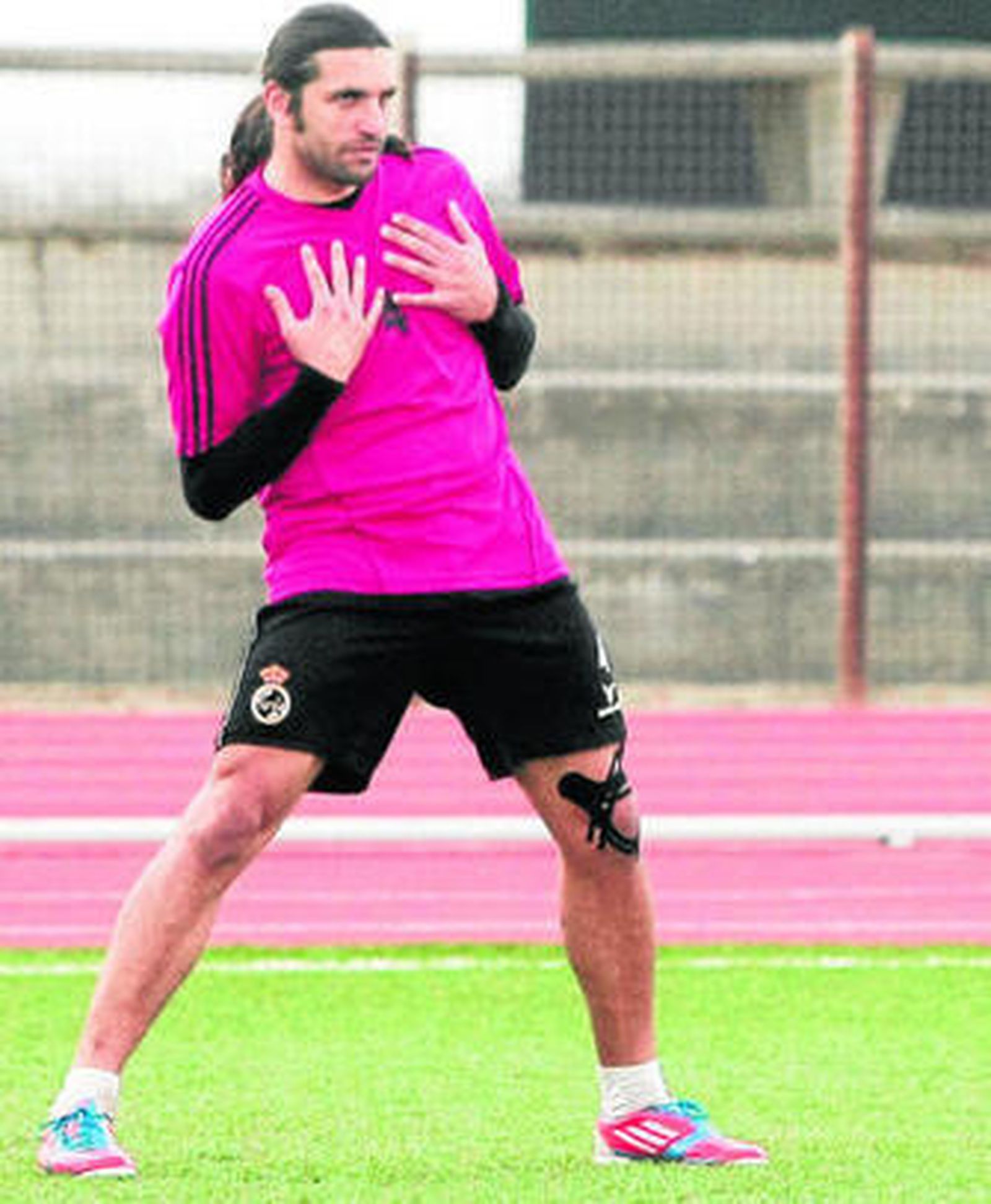 Alberto Merino, en el entrenamiento de ayer, con su protección en la rodilla izquierda.