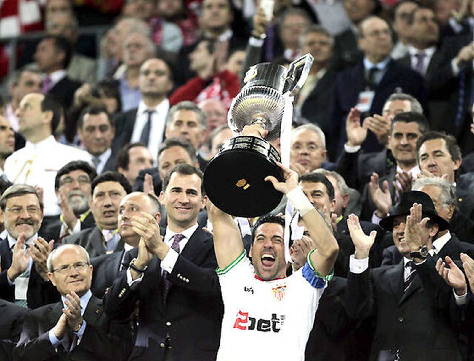 Palop alza la Copa del Rey junto a Felipe VI y José María del Nido.
