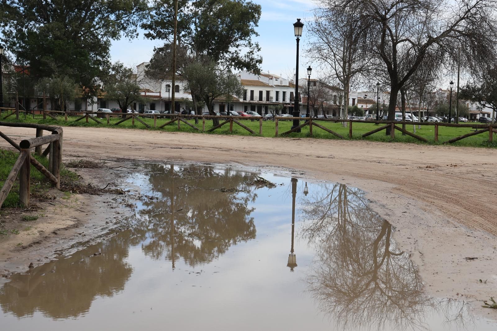El Rocío tras la inundación de este sábado por la borrasca Marta: fotografías de las calles anegadas en la aldea