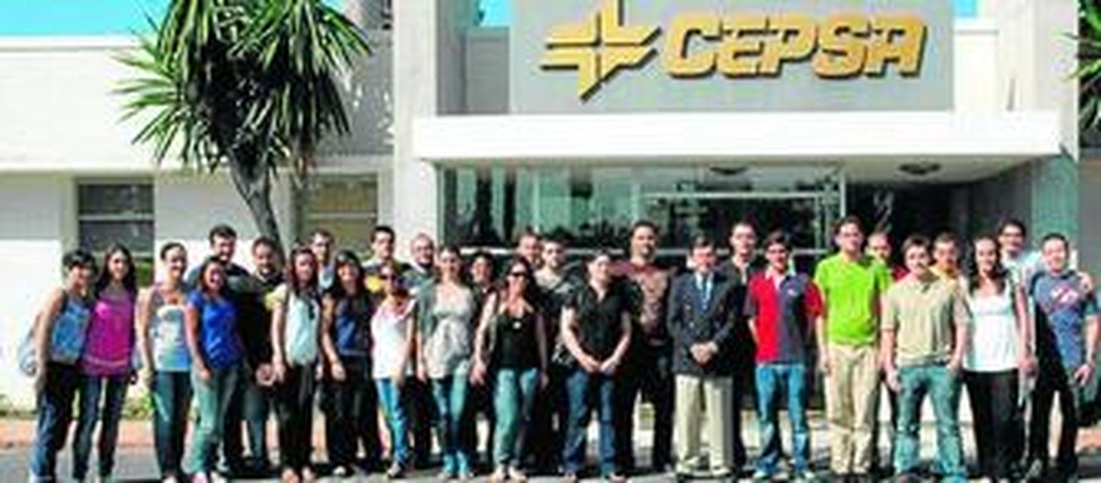 Los becarios, junto al director de Cepsa Refinería La Rábida, Álvaro García.