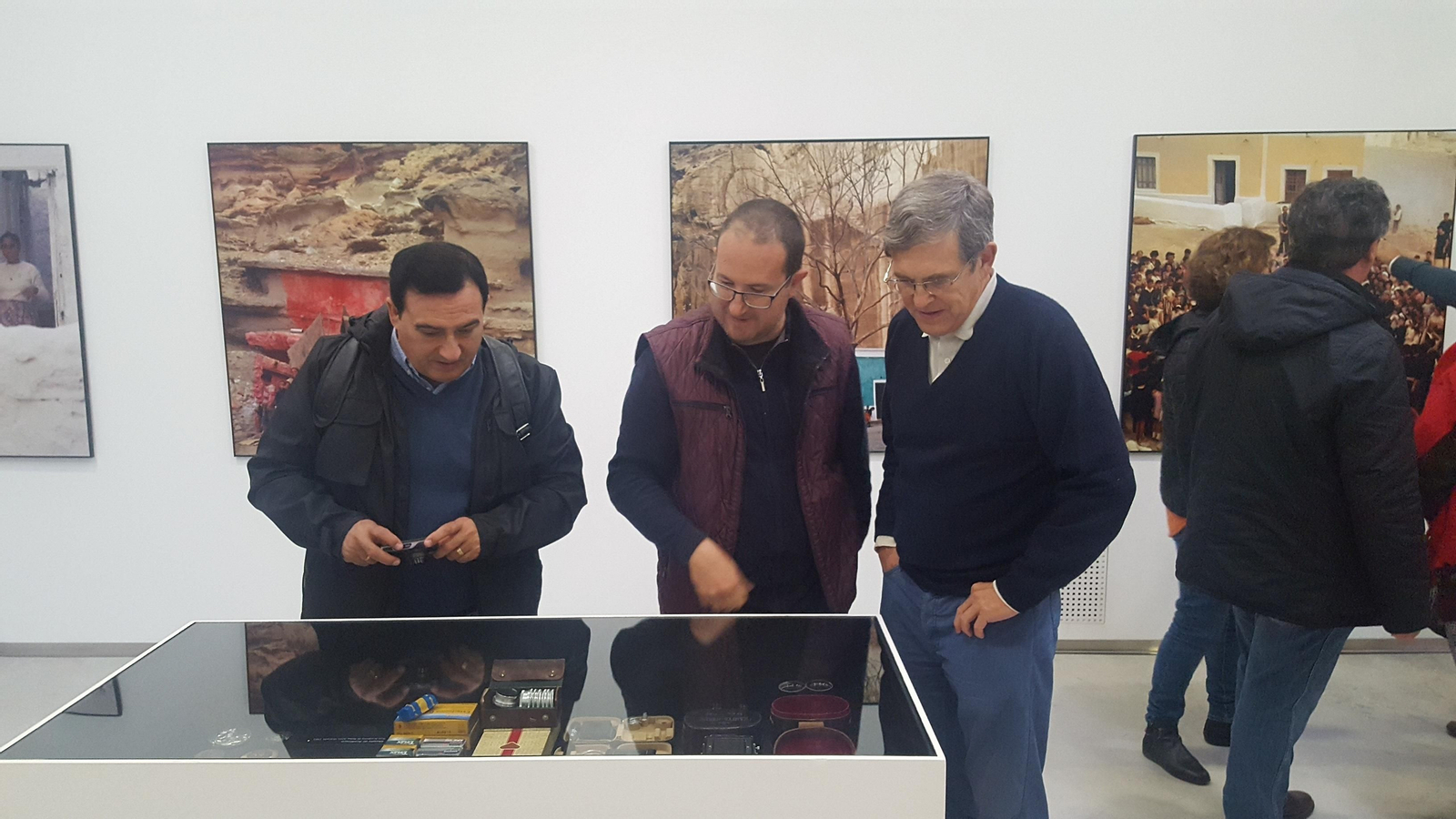 Andrés García Ibáñez con Javier Barón durante la visita al Centro Pérez Siquier