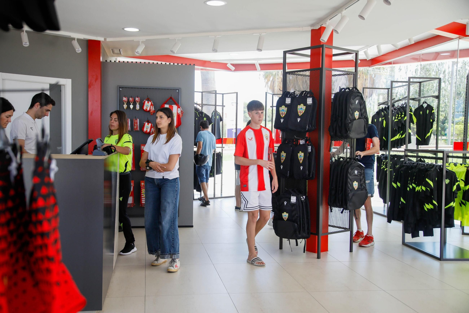 Las imágenes de la campaña de abonos de la UDA y apertura de la tienda del club