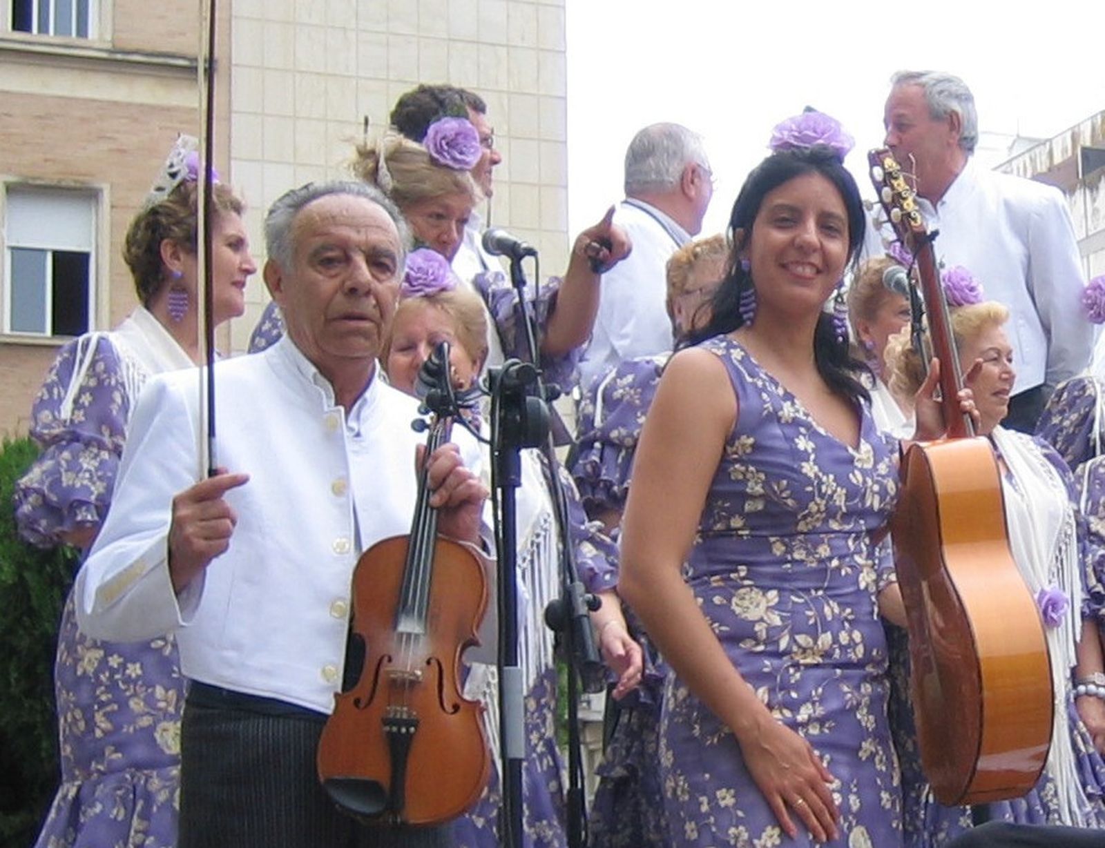 Amparo Correa en una actuación a las puertas del Ayuntamiento de Huelva.