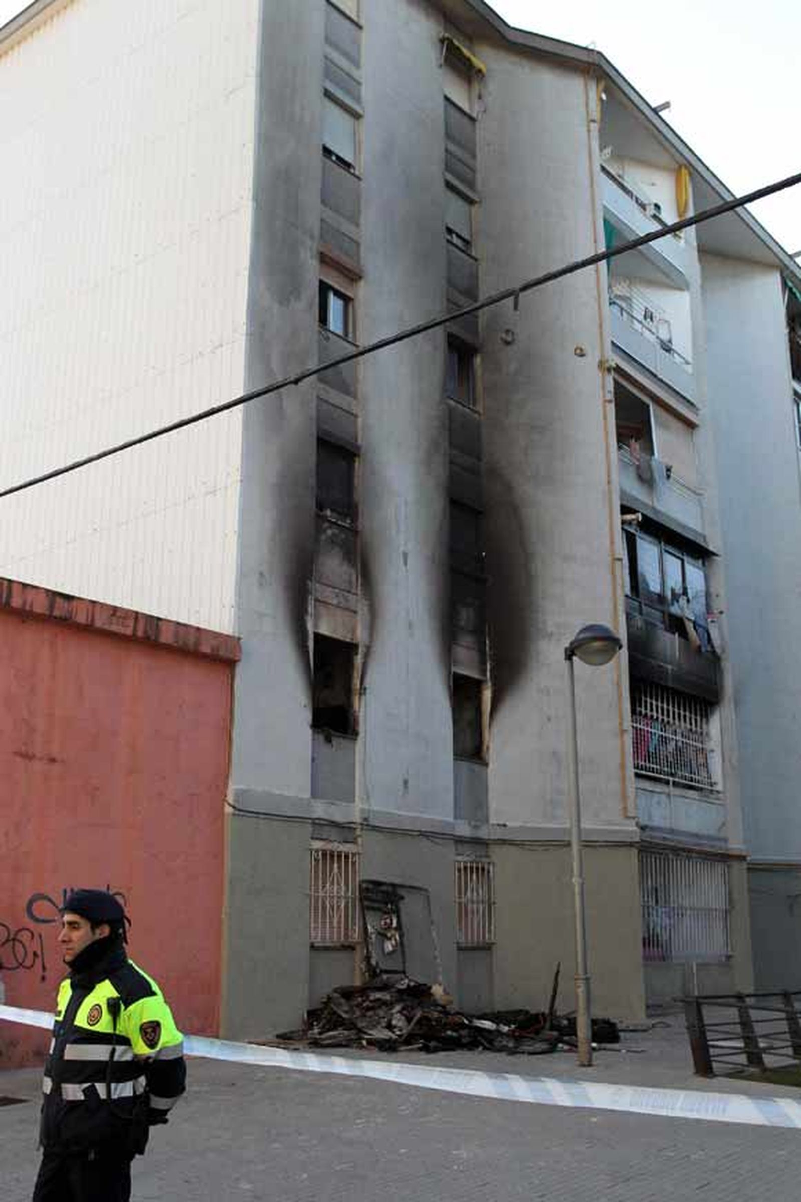 Una niña muerta y 10 heridos en el incendio de un edificio