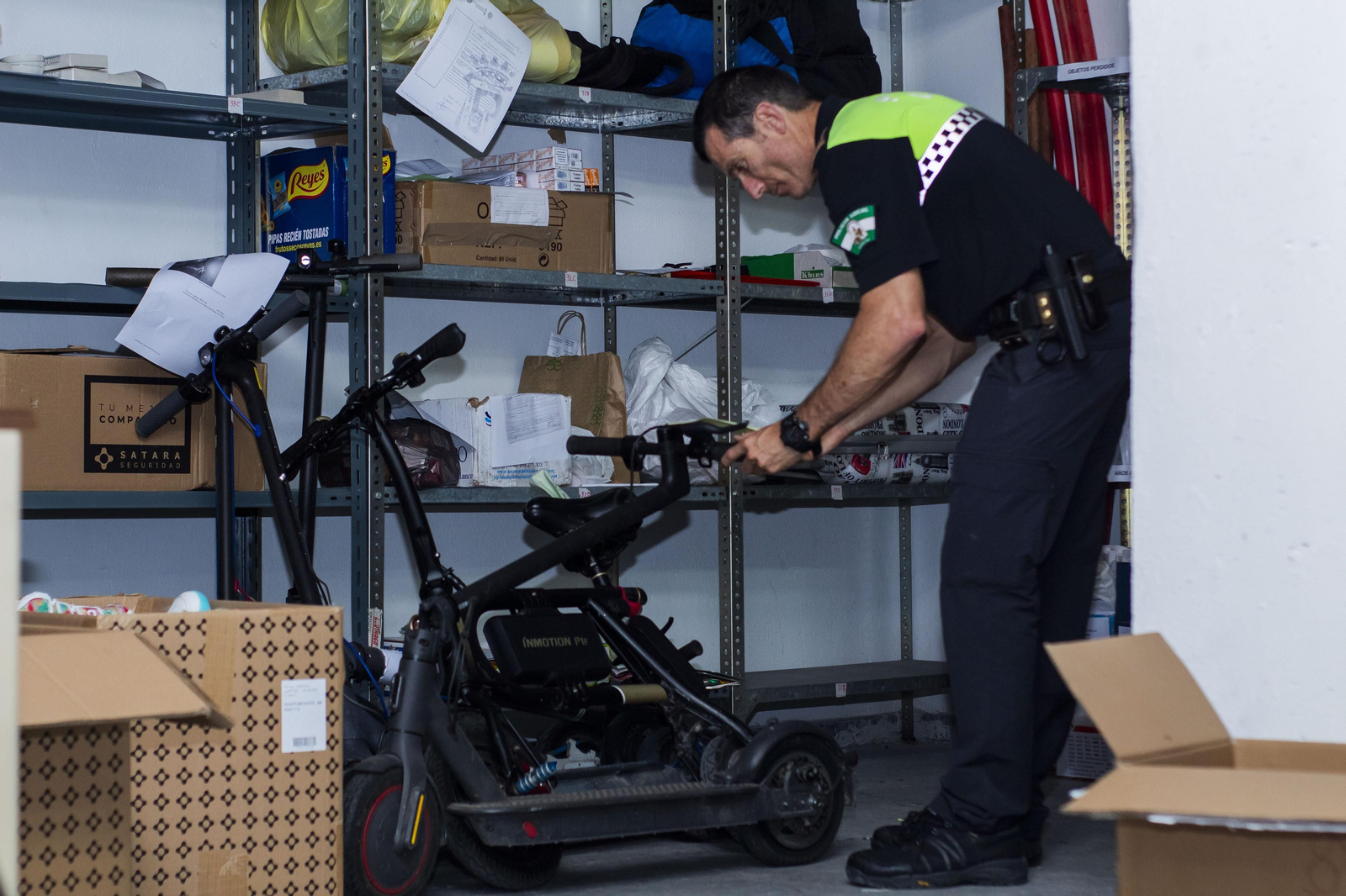 Un agente fotografía objetos perdidos.