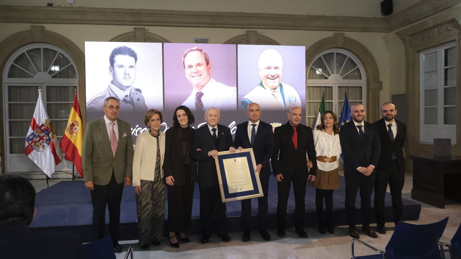 El homenajeado junto a su familia y el presidente de Diputación en el Palacio Provincial este jueves.