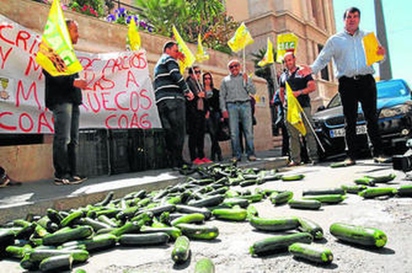 Coag registraba ayer un manifiesto en la  Subdelegación de Gobierno y tiró algunos calabacines en la puerta en protesta.