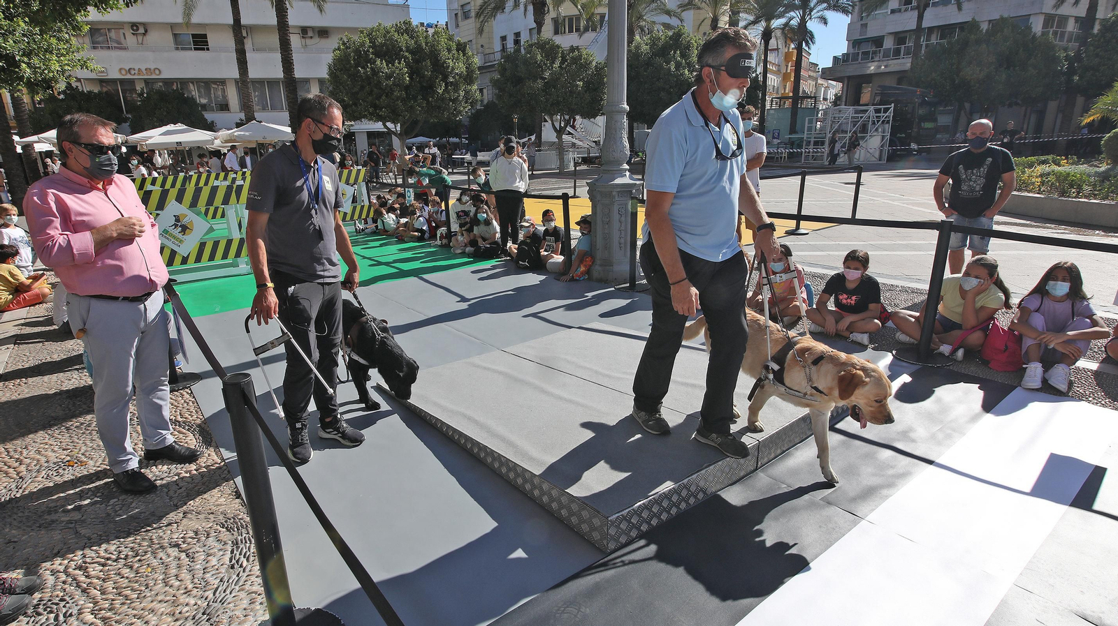 Exhibición en la plaza del Arenal del adiestramiento de perros guía de la ONCE