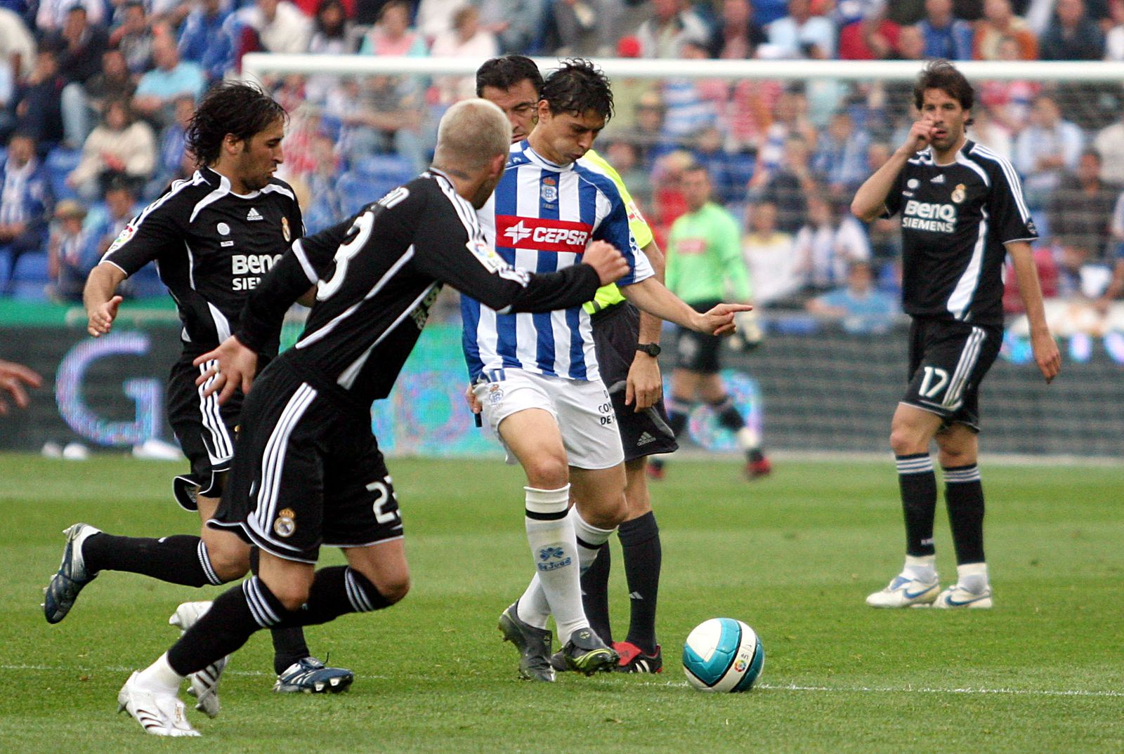 Raúl González presiona a Jesús Vázquez en el Nuevo Colombino.