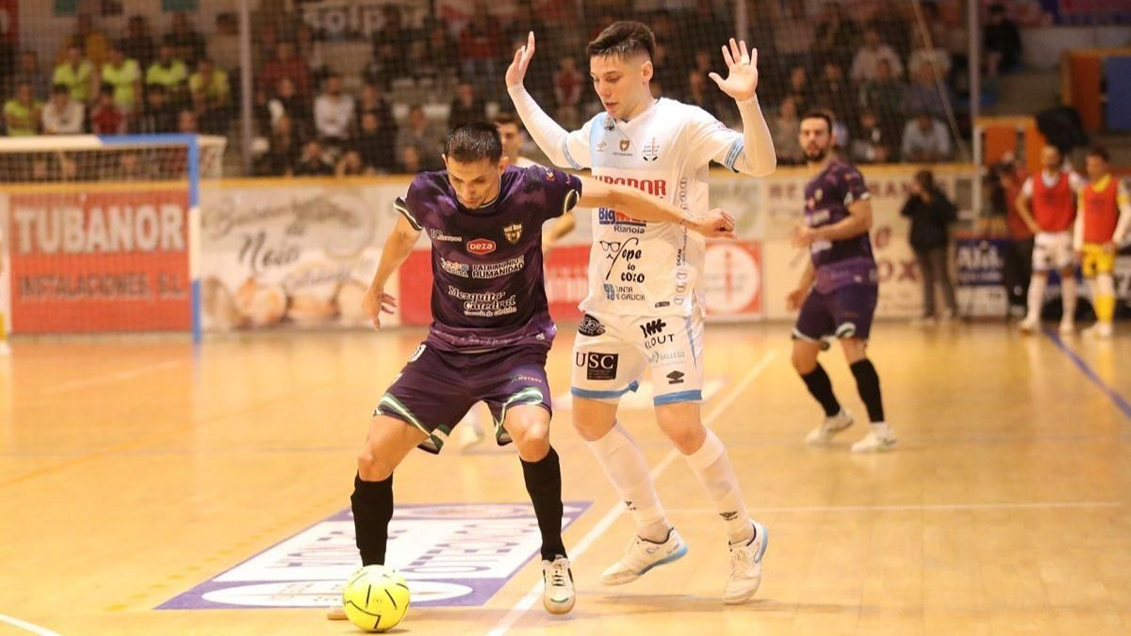 Arnaldo Báez protege la pelota en el Noia Portus Apostoli - Córdoba Futsal. Arnaldo Báez protege la pelota en el Noia Portus Apostoli - Córdoba Futsal.