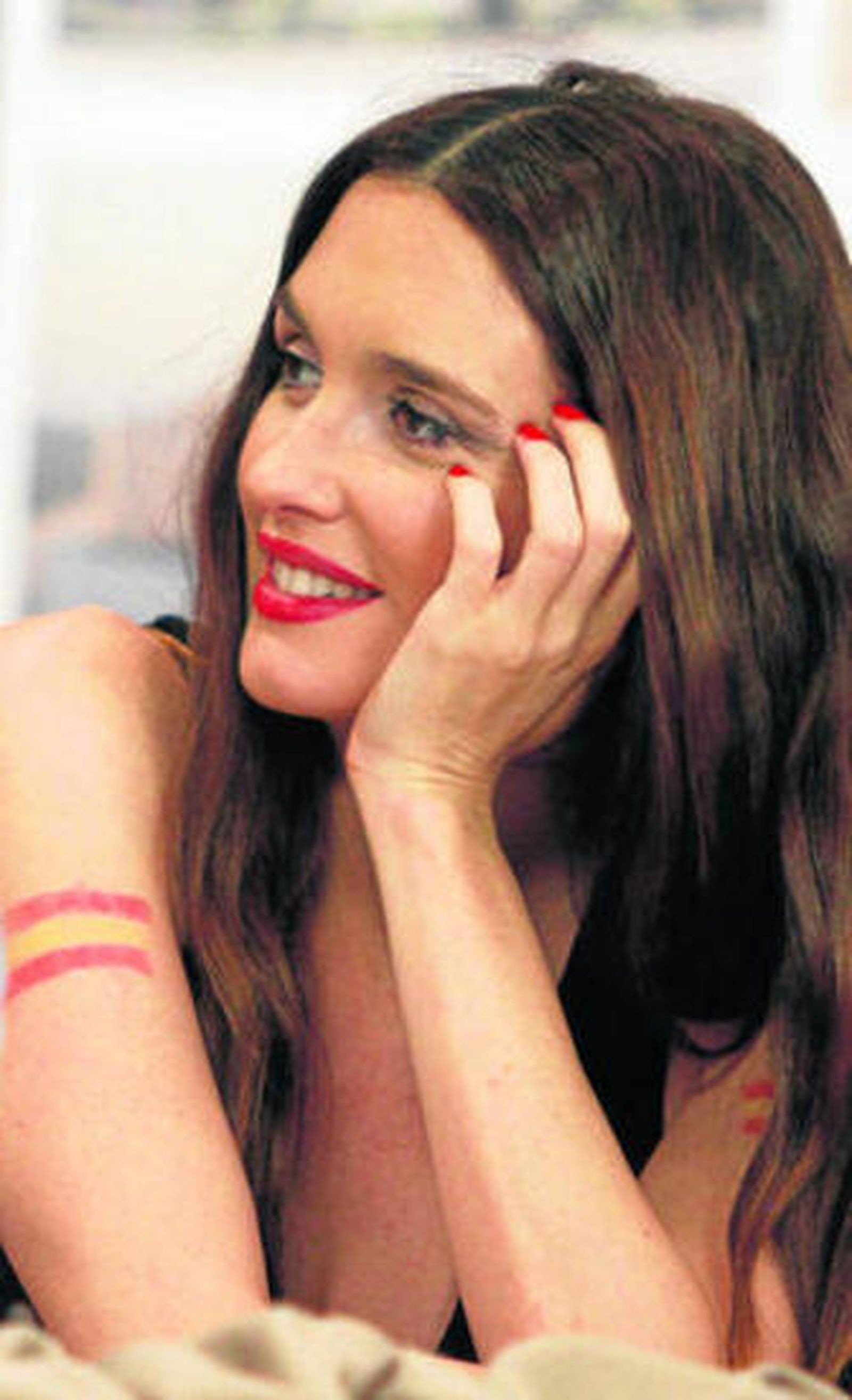 1. Paz Vega, con los colores de la bandera española pintados en el brazo, preparada para una jornada futbolera que acabaría de manera exultante.  2. Los miembros del reparto de la película, en una calle de El Coronil. 3. La intérprete sevillana y Juanjo Cucalón, durante su encuentro con la prensa.