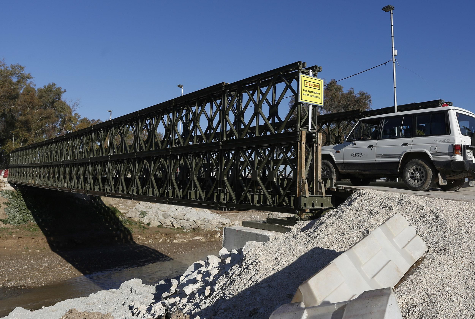La visita de la ministra de Defensa a los puentes de Casariche y El Rubio, en imágenes