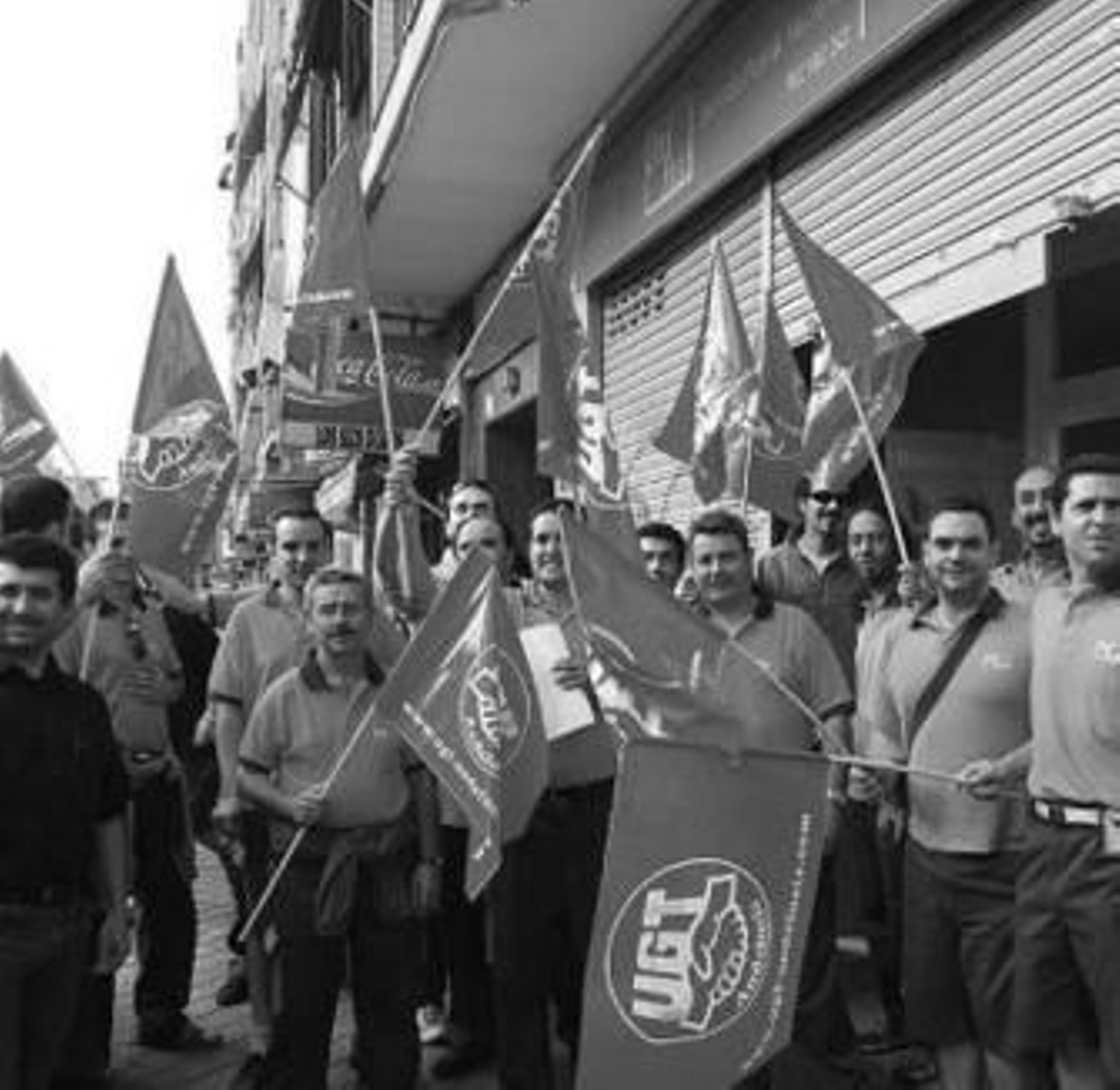 Los empleados se concentraron en la puerta de la empresa.