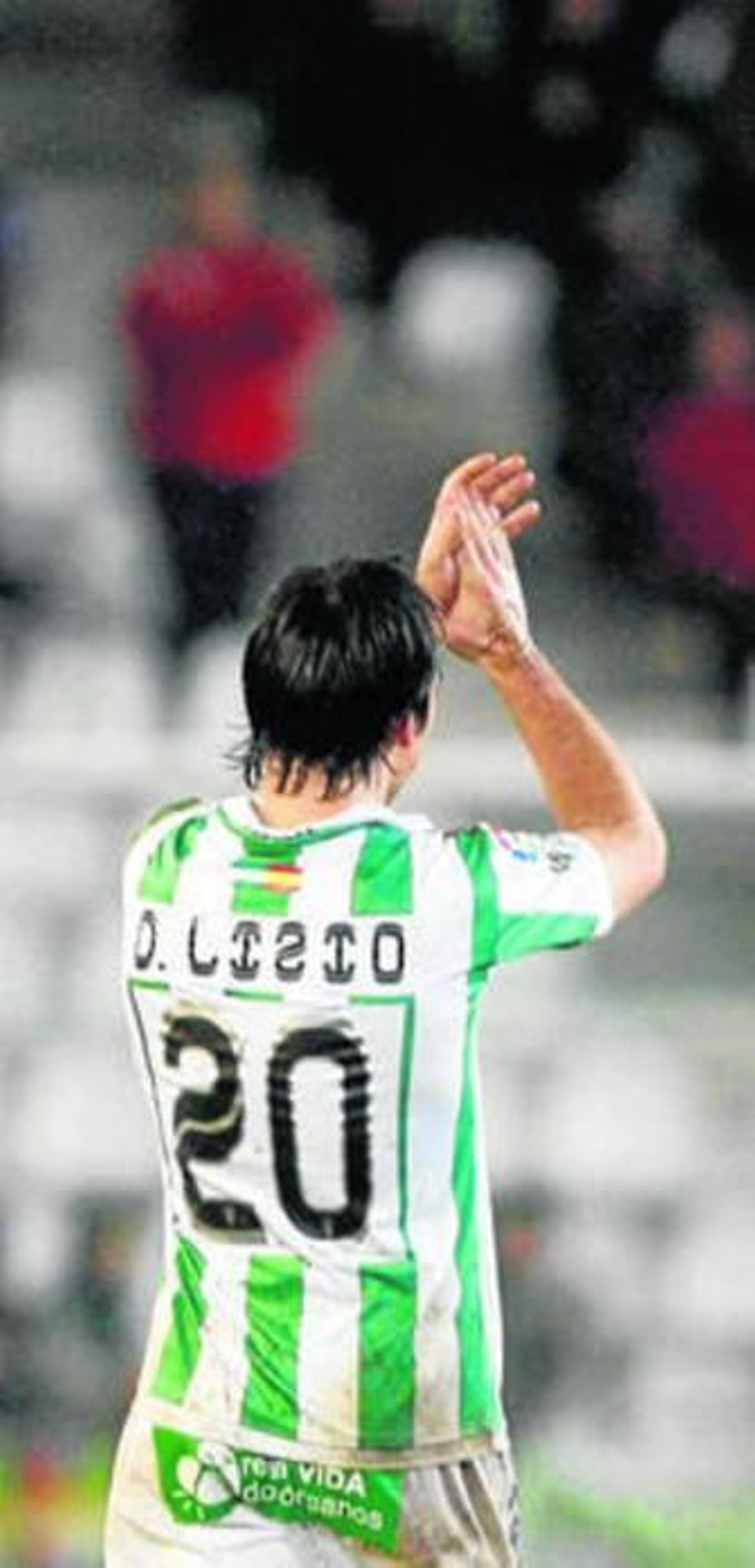 Lizio aplaude a la grada tras ser sustituido.