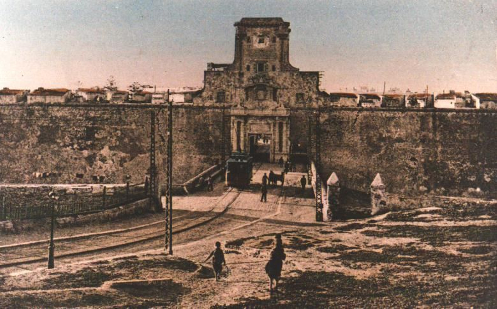 Imágenes desconocidas de la historia de Cádiz bajo la fuente de Puerta de Tierra