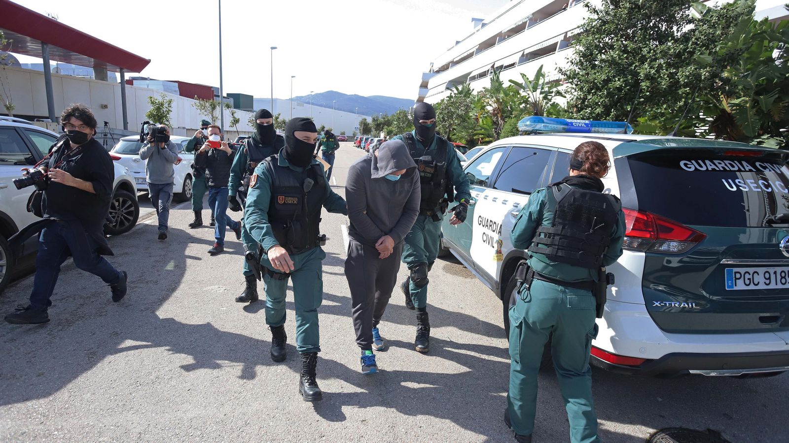 Registro de la Guardia Civil en el centro comercial Puerta Europa en Algeciras
