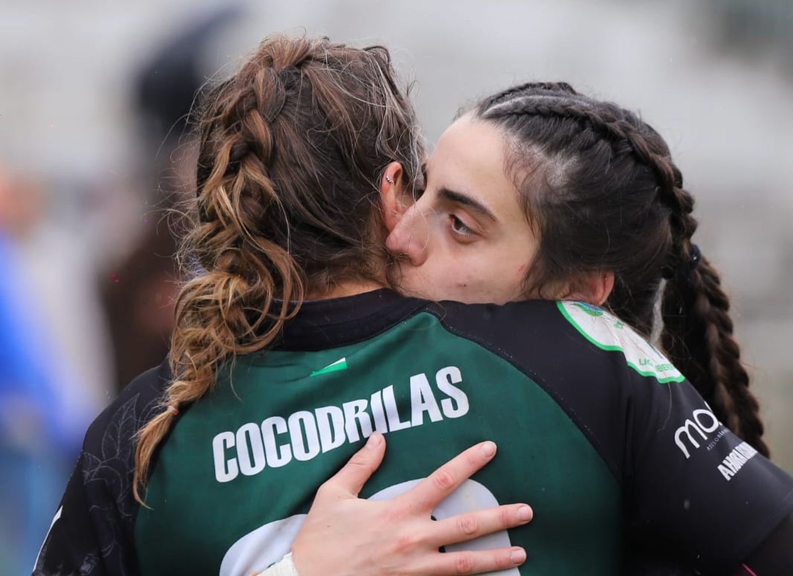 Blanca Ruiz abraza a Gemma Sánchez en el último triunfo frente al Cisneros.