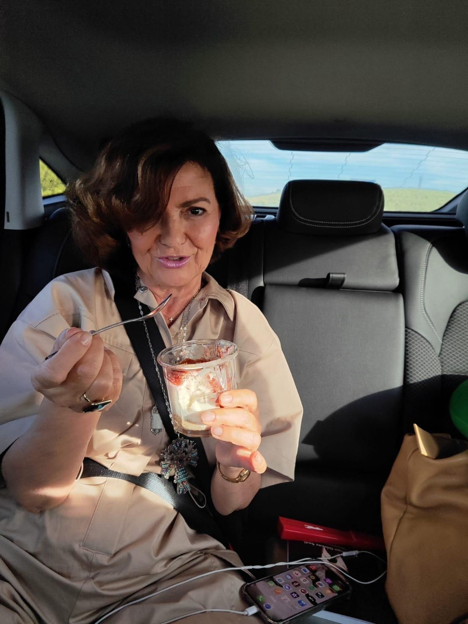La candidata del PSOE de Granada, Carmen Calvo, se refresca con un helado en el coche