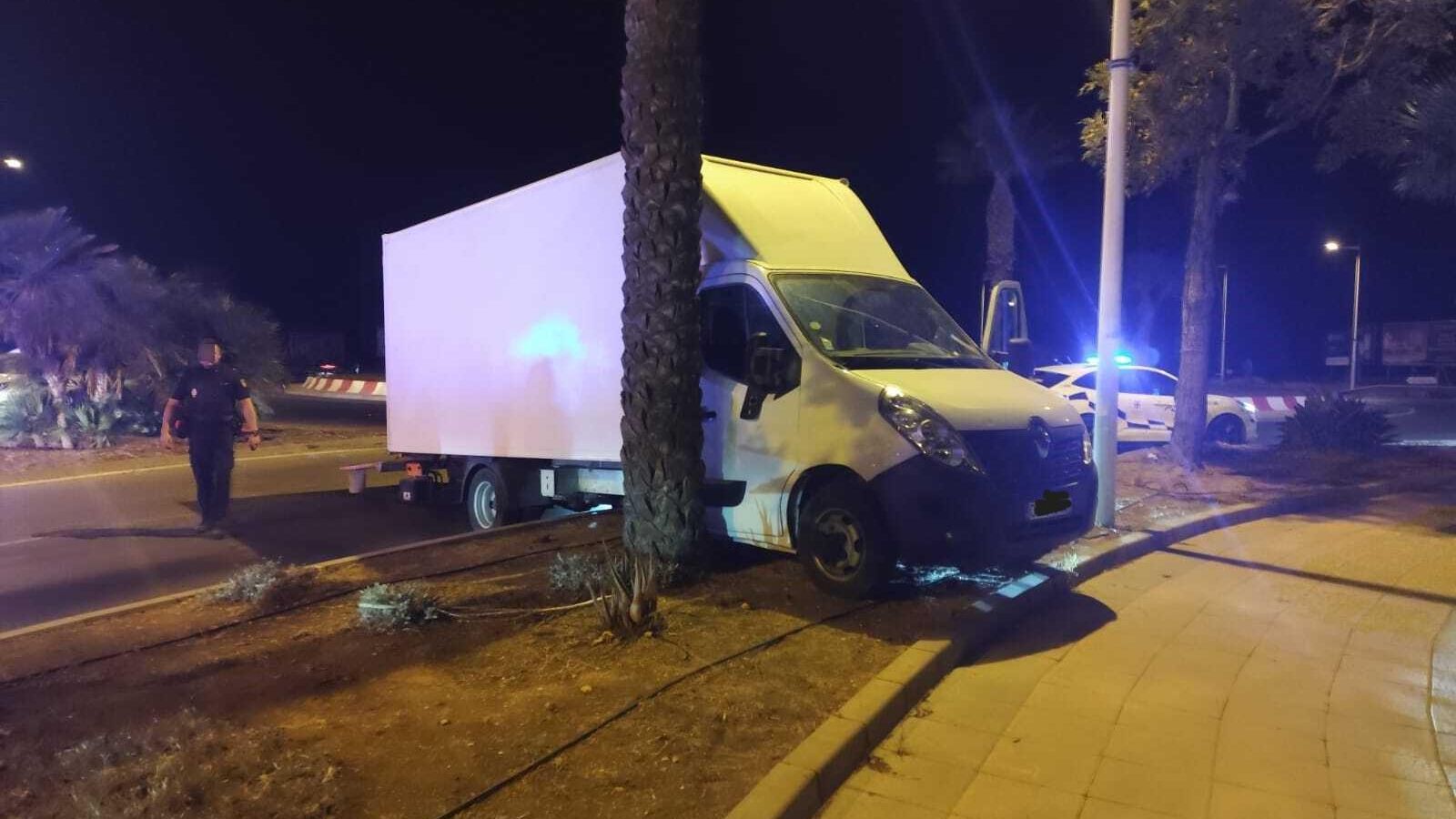 Así ha quedado la camioneta tiroteada en El Toyo. Así ha quedado la camioneta tiroteada en El Toyo.