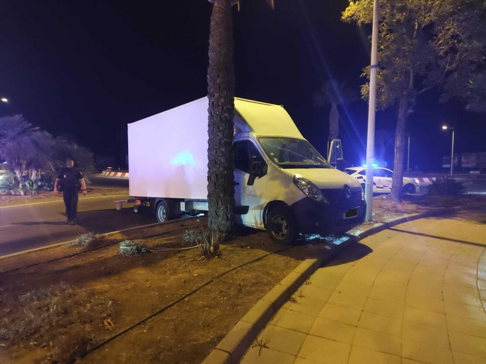Así ha quedado la camioneta tiroteada en El Toyo.