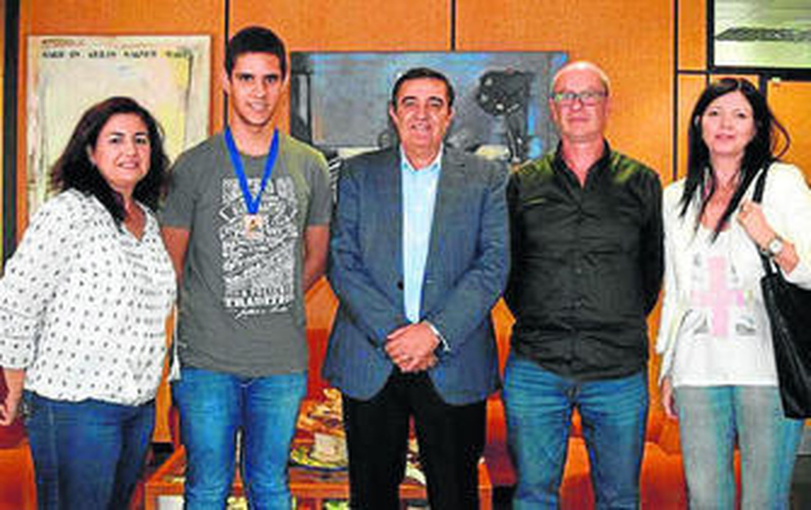 Jonatan Romero, con la medalla, junto al delegado de Educación.