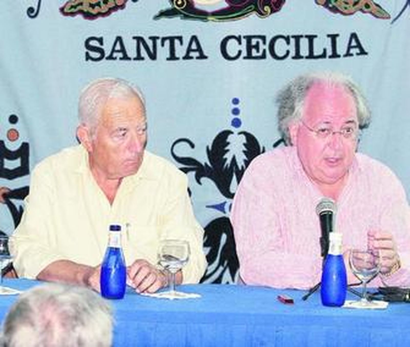Uno de los momentos de la conferencia en el patio de la Academia.