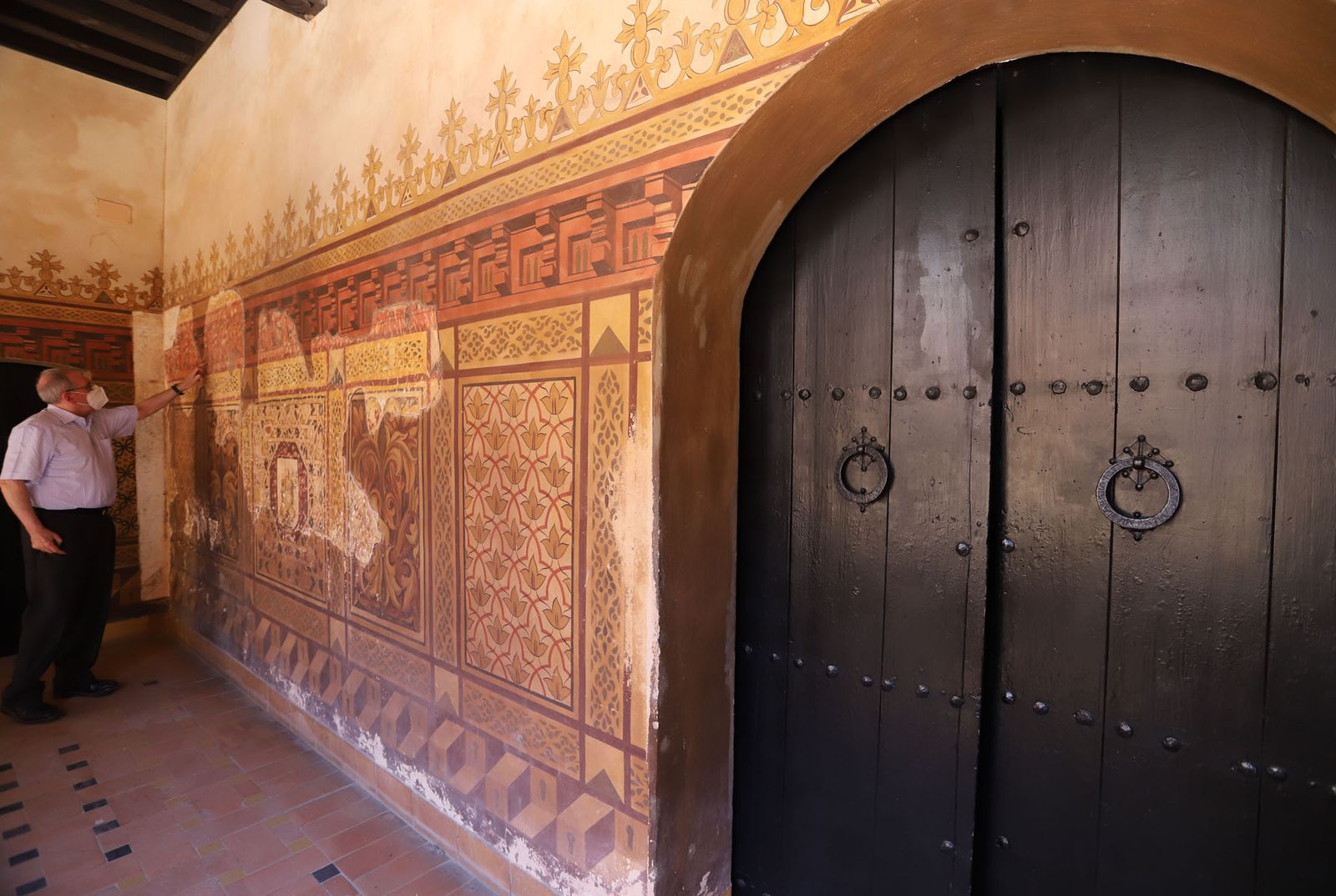 Estado de deterioro en el que se encuentra las pinturas murales del patio mudéjar de La Rábida.