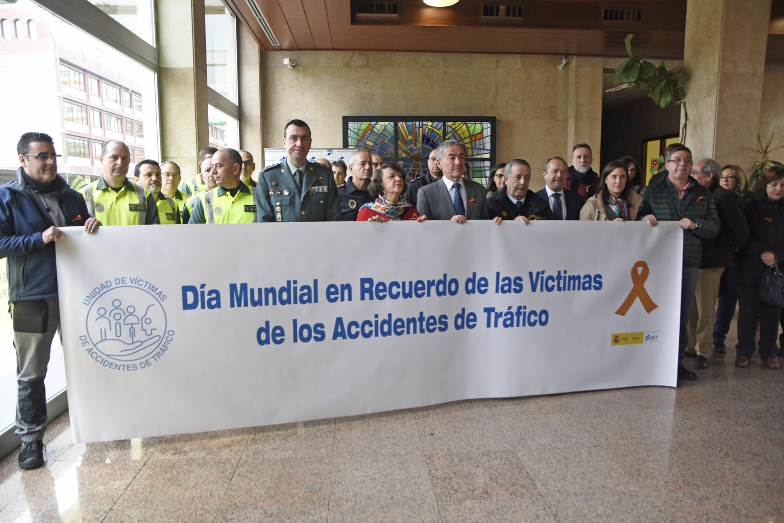 Foto de familia del acto en Córdoba del Día Mundial en recuerdo a las Víctimas de Accidentes de Tráfico.