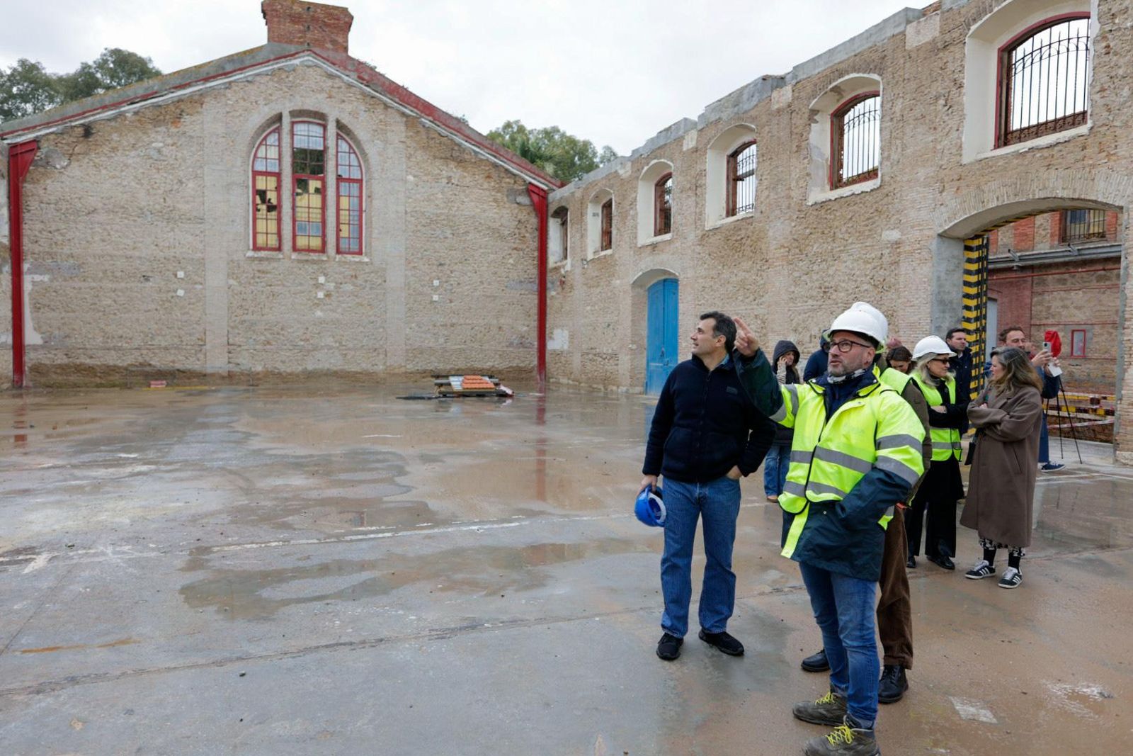 El alcalde, en la última visita que giró a los antiguos depósitos de tabaco.