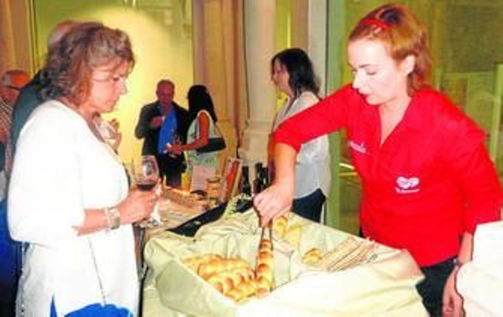 Los asistentes degustan alimentos 'kosher'.