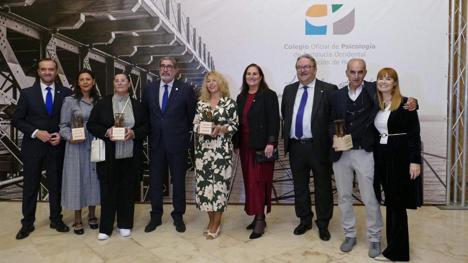 Foto de familia de los premiados acompañados del decano del Colegio Oficial de Psicología de Andalucía Occidental y de la presidenta de la Delegación de Huelva de dicha institución.