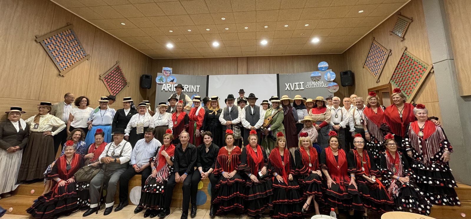 El alcalde con el Coro del Lazareto.