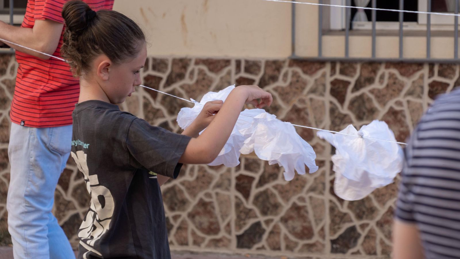 Niña adornando las calles del barrio.