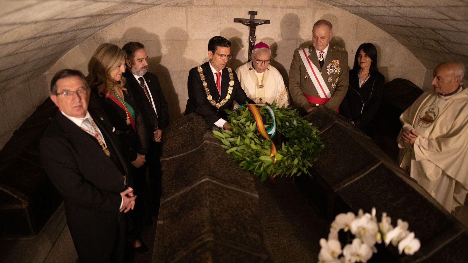 Ofrenda floral en la cripta de los Reyes Católicos.