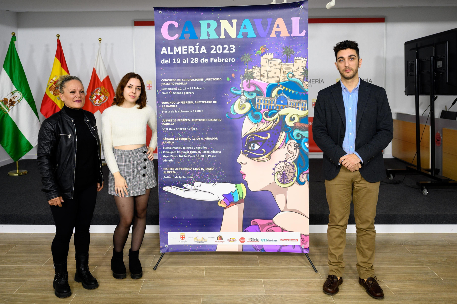 Montse Bisbal, Julia Guerra con el concejal Jesús Luque.