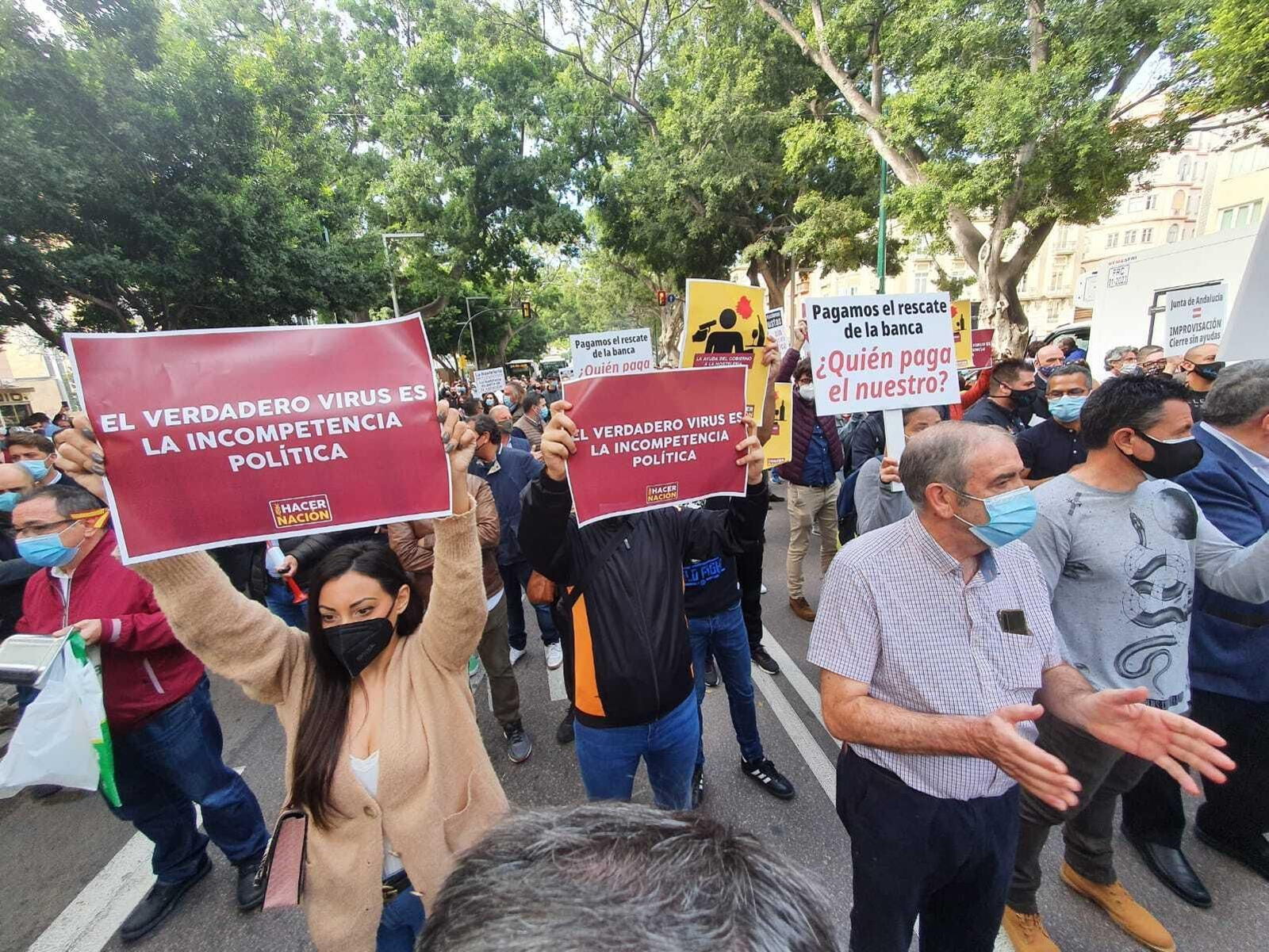 Fotos de la cacerolada de los hosteleros en Málaga, contras las medidas del Covid
