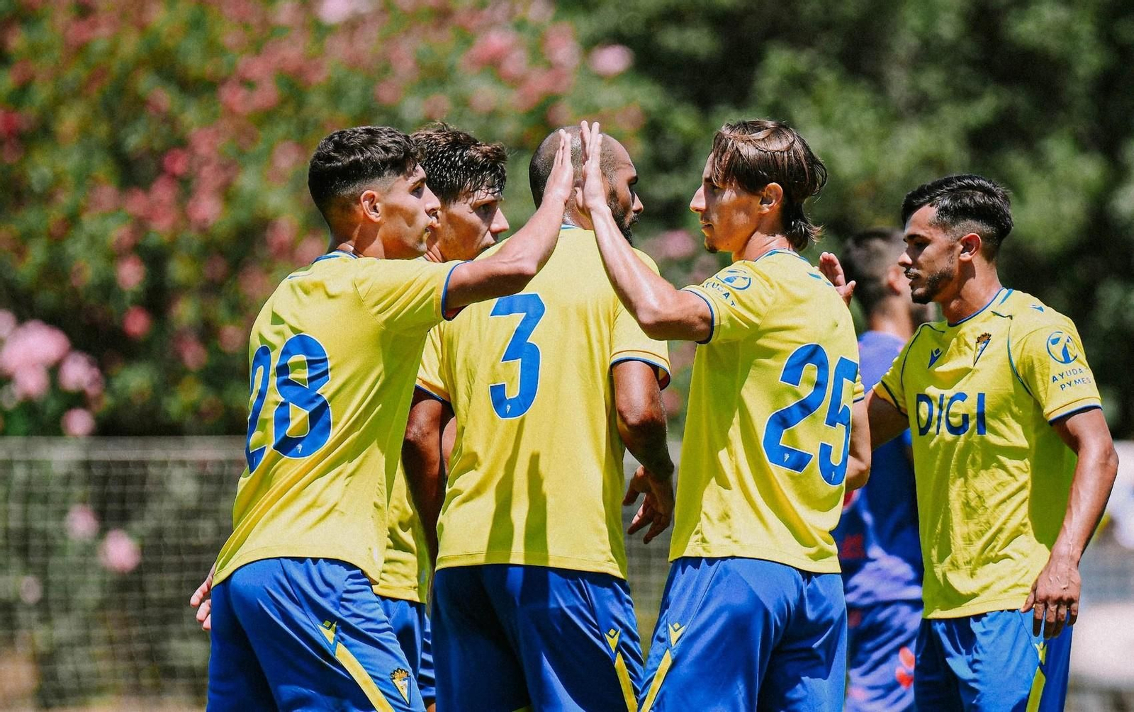 Borja Vázquez felicita a David García tras el gol de este último en el amistoso veraniego contra Las Palmas.