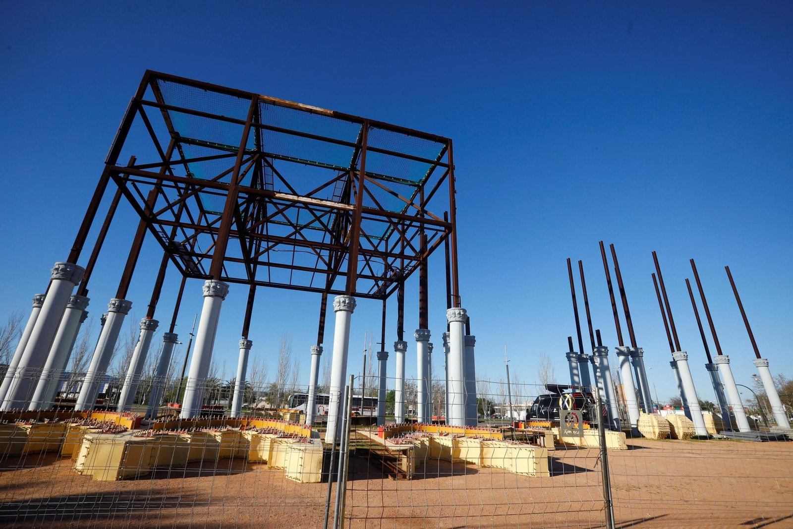 Cuenta atrás para la Feria de Córdoba 2025: las imágenes de la instalación de la portada