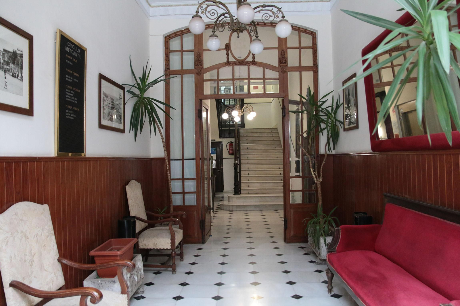 Así de espectaculares son los salones del Círculo Mercantil de Almería