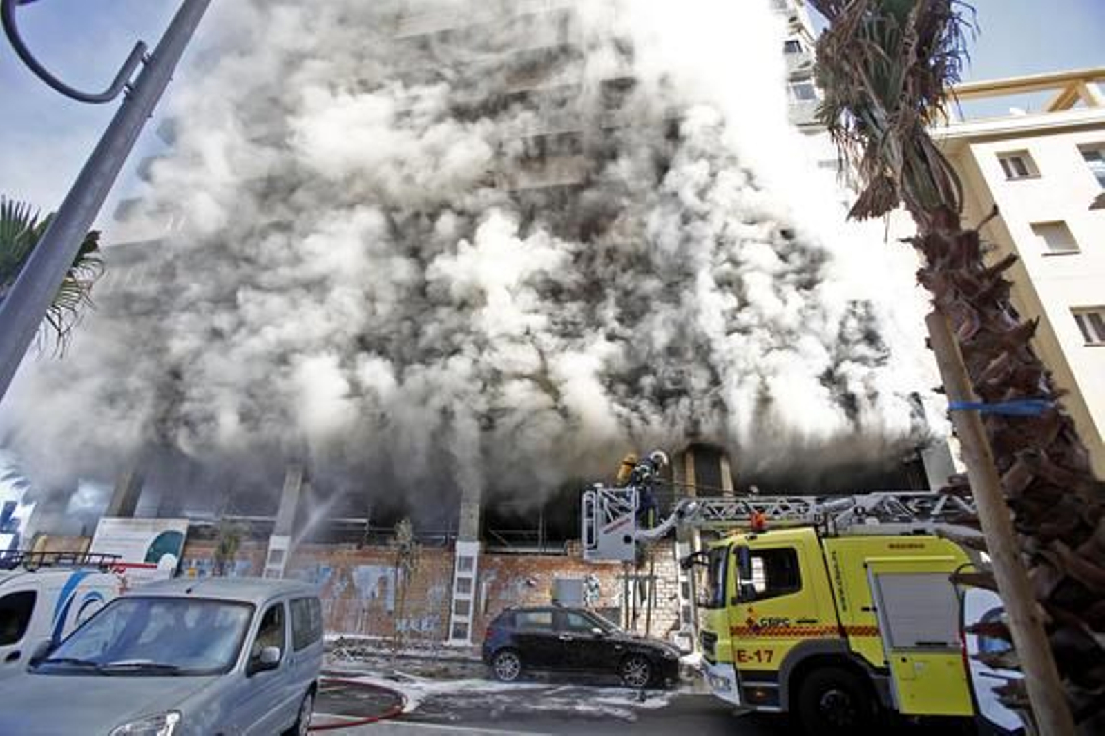 Espectacular incendio en un edificio de la calle Brasil. /Jesús Marín