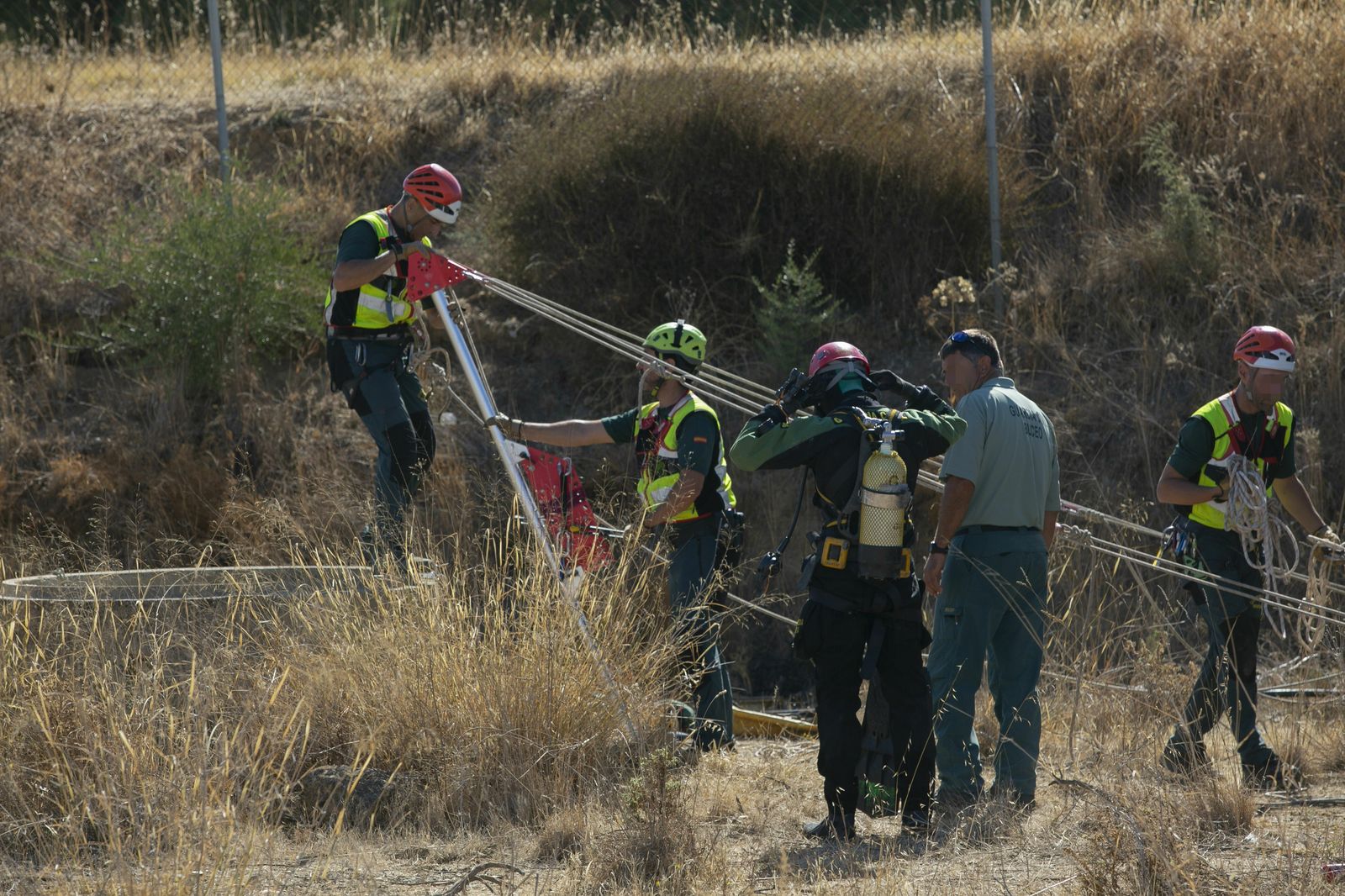 Guardias civiles buscan a una anciana desaparecida en Carmona, el año pasado.