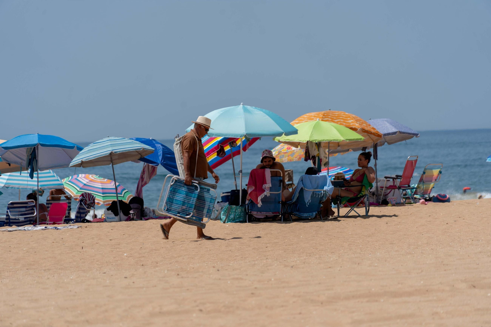 Imágenes de la mañana en las playas de Punta Umbría marcadas por la alerta roja