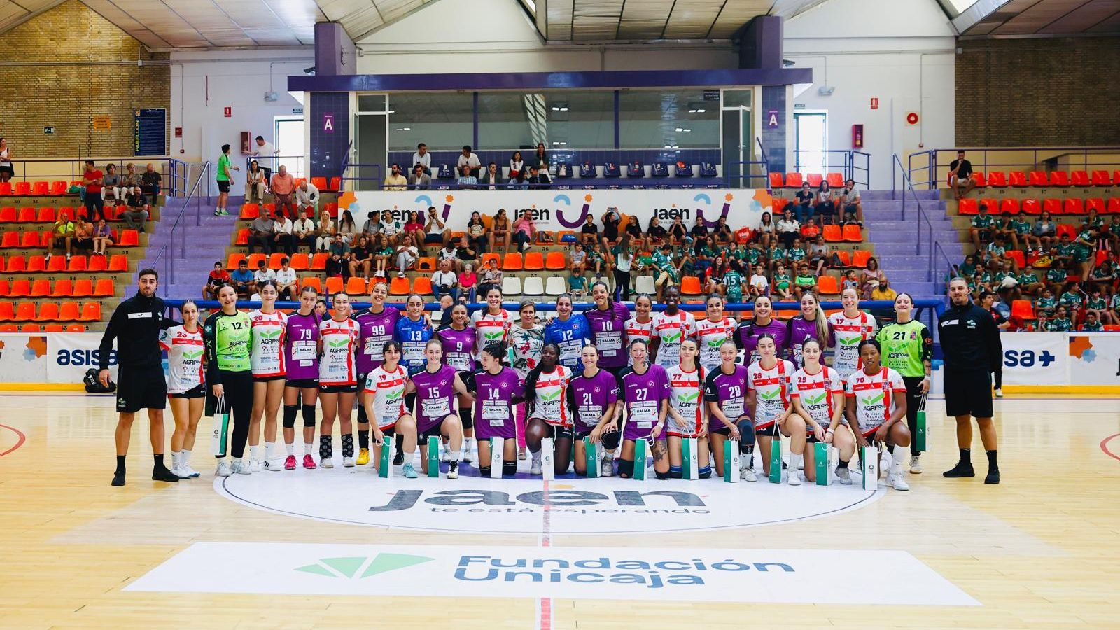 Foto de familia de los dos equipos y la pareja arbitral.
