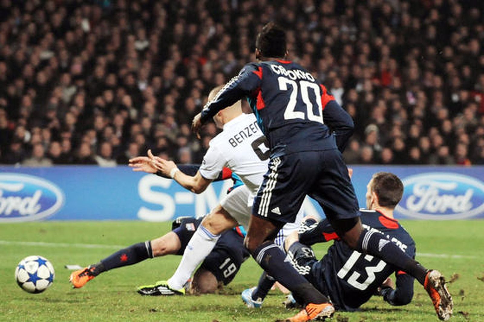 El Real Madrid empata en Lyon y pone medio pie en los cuartos de final de la 'Champions'. / AFP
