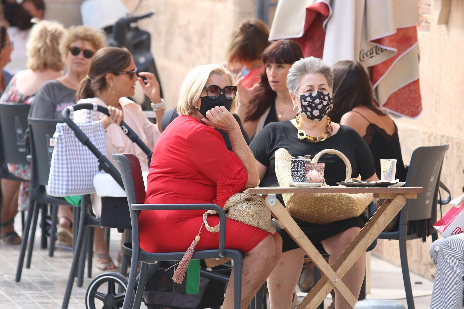 Almerienses en las terrazas de los bares de la capital.