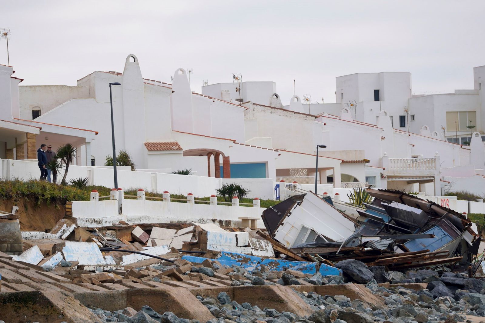 Los destrozos causados por el último temporal a la playa y al paseo marítimo de Matalascañas